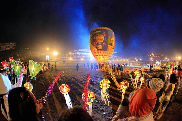 Hot November Night: Pyin Oo Lwin Balloon Festival Takes Off