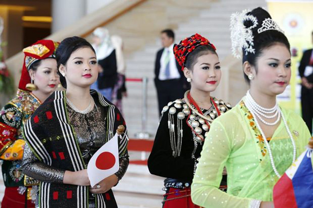 Chaw Kalayar So pretty in Burmese Traditional dress : r/GirlsUp